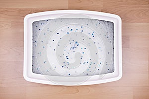 Cat litter box with silicate litter