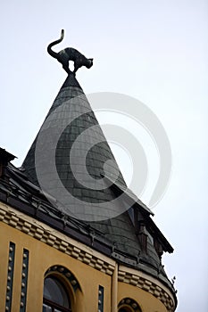 Cat sculpture on roof