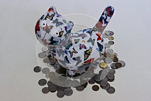 Cat-shaped piggy bank