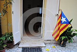 Catalan independentist flag in an italian front yard with plants
