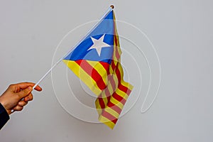 Cataluna bandera sostuvo sobre el blanco 