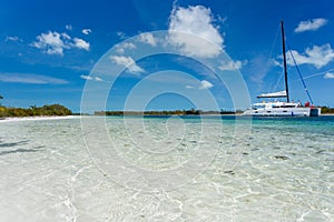 Catamarán sobre el Playa 