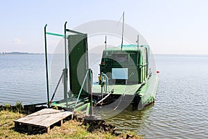 Catamaran and camper hybride with footbridge