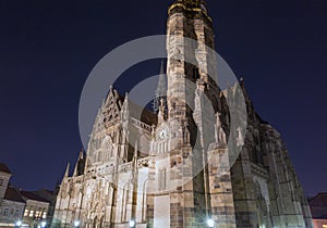 Noční katedrála svaté Alžběty v Košicích na Slovensku.