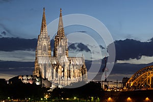 Catedral después atardecer por la noche en agua de colonia alemania 