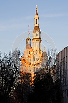 Katholisch Kirche auf der Sonnenuntergang 