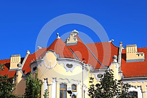 Katolické gymnázium na Grosslingově ulici 1908, architekt Oden Lechner, Bratislava, Slovensko. Sluneční hodiny