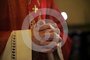 Katolík kňaz na oltár modlí počas hmota 