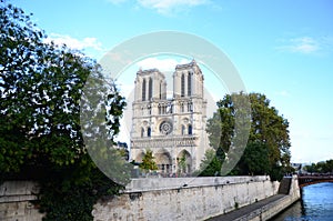 CathÃÂ©drale Notre Dame Paris Sunny Day