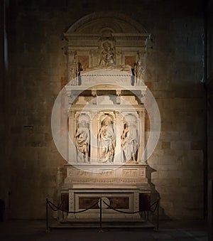 Cattedrale di San Martino - marble sculpture of bishops