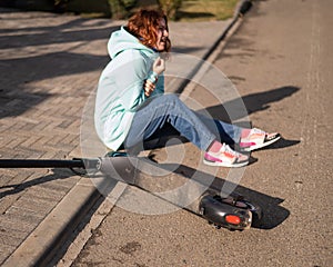A Caucasian woman fell from an electric scooter and injured her arm. Suffering from pain.