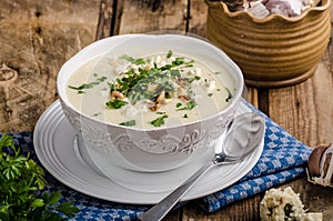 Cauliflower soup with blue cheese