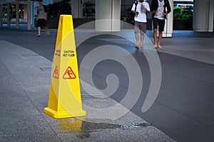 Avvertimento bagnato pavimento 