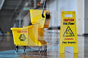 Advertencia húmedo piso 