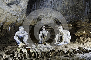 Cavernicolas en cueva 