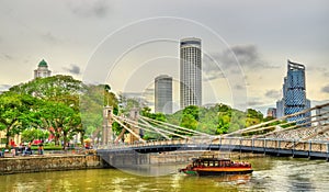 Cavenagh Bridge above the Singapore River