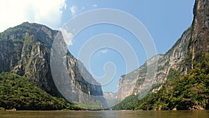 Vista desde el rio del CaÃÂ±on del Sumidero photo