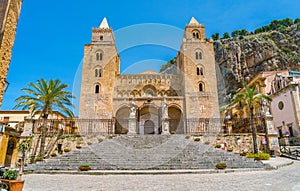 Catedral sobre el soleado verano. Sicilia del sur 