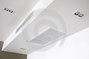 Ceiling mounted cassette type air conditioner