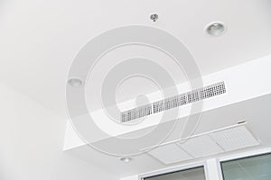 Ceiling mounted cassette type air conditioner