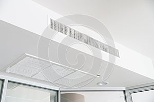 Ceiling mounted cassette type air conditioner