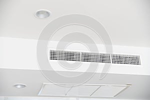 Ceiling mounted cassette type air conditioner