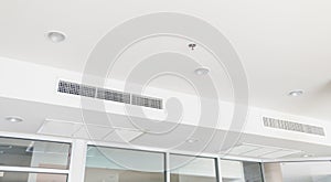 Ceiling mounted cassette type air conditioner