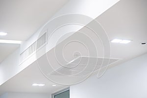 Ceiling mounted cassette type air conditioner