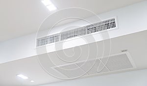 Ceiling mounted cassette type air conditioner