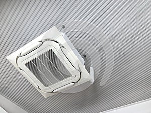 Ceiling mounted cassette type air conditioner