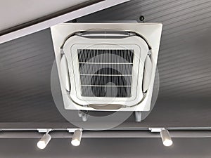 Ceiling mounted cassette type air conditioner