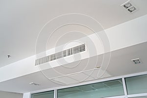 Ceiling mounted cassette type air conditioner