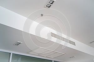 Ceiling mounted cassette type air conditioner