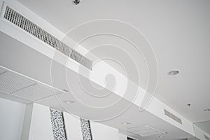 Ceiling mounted cassette type air conditioner