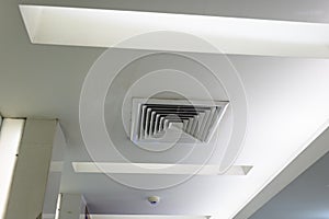 Ceiling mounted cassette type air conditioner