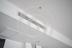 Ceiling mounted cassette type air conditioner