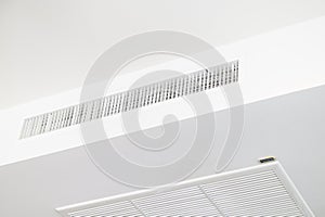 Ceiling mounted cassette type air conditioner