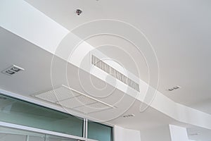 Ceiling mounted cassette type air conditioner