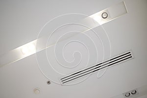 Ceiling mounted cassette type air conditioner