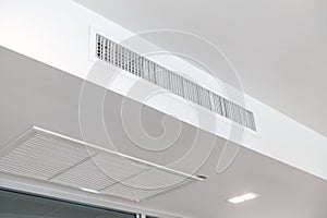 Ceiling mounted cassette type air conditioner