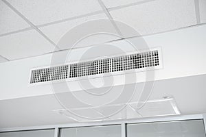 Ceiling mounted cassette type air conditioner