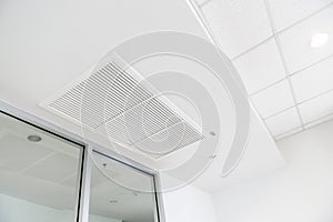 Ceiling mounted cassette type air conditioner