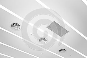 Ceiling mounted cassette type air conditioner