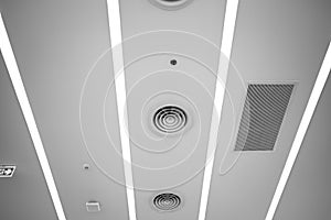 Ceiling mounted cassette type air conditioner