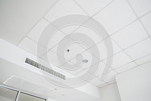 Ceiling mounted cassette type air conditioner