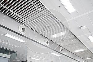 Ceiling mounted cassette type air conditioner