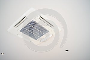 Ceiling mounted cassette type air conditioner