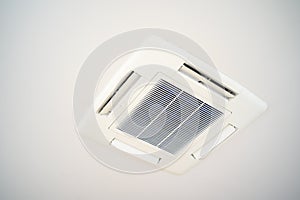 Ceiling mounted cassette type air conditioner