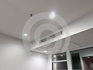 Ceiling mounted cassette type air conditioner