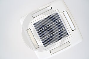 Ceiling mounted cassette type air conditioner